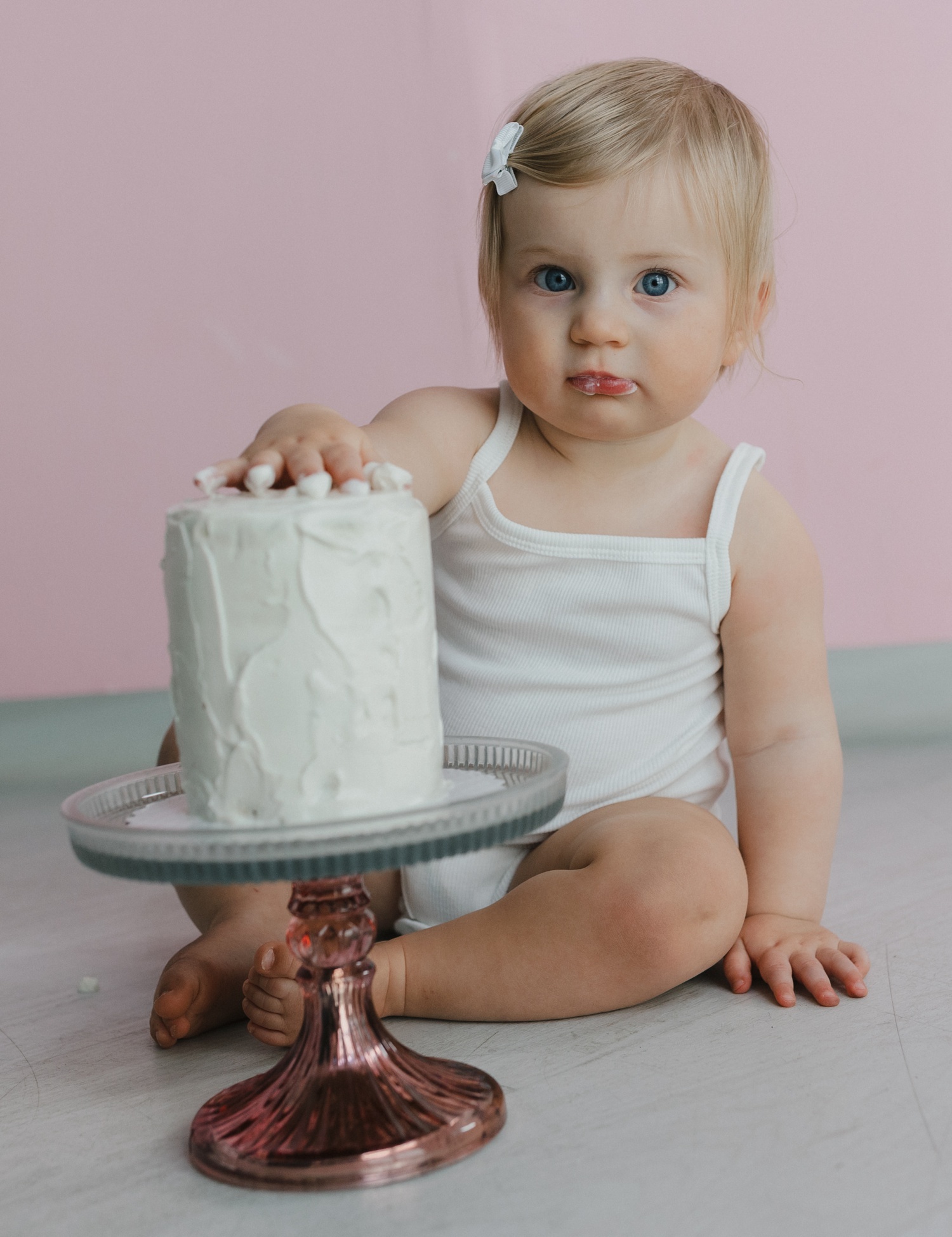 Baby girl with a smash cake for her first birthday photo session