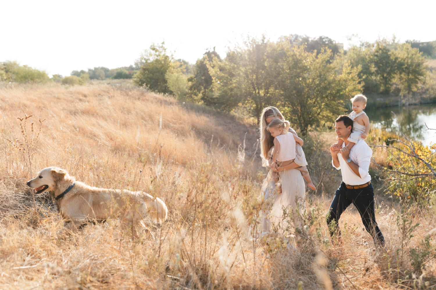 Family portraits with a golden retriever 