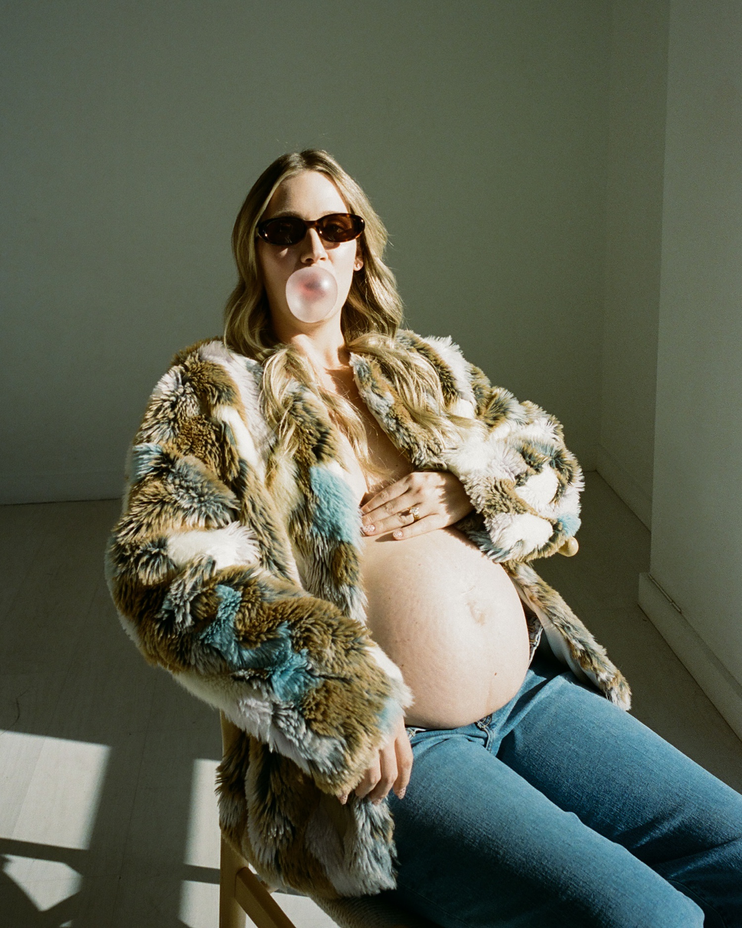 Austin maternity and newborn bundle featuring vintage-inspired maternity portraits